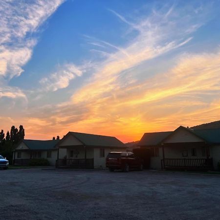 Sleepy J Cabins Swan Valley Екстер'єр фото