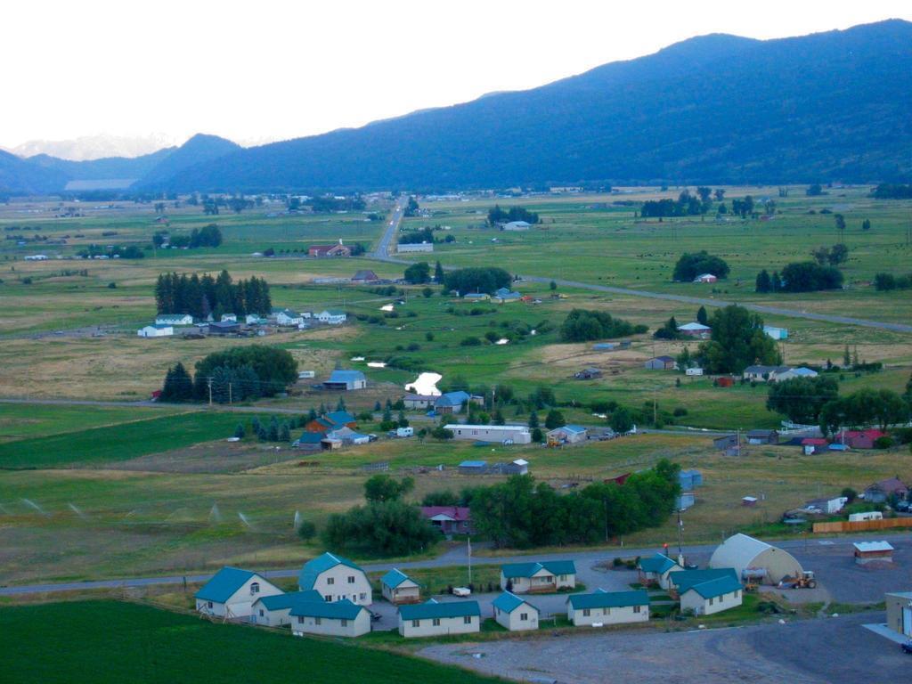 Sleepy J Cabins Swan Valley Екстер'єр фото