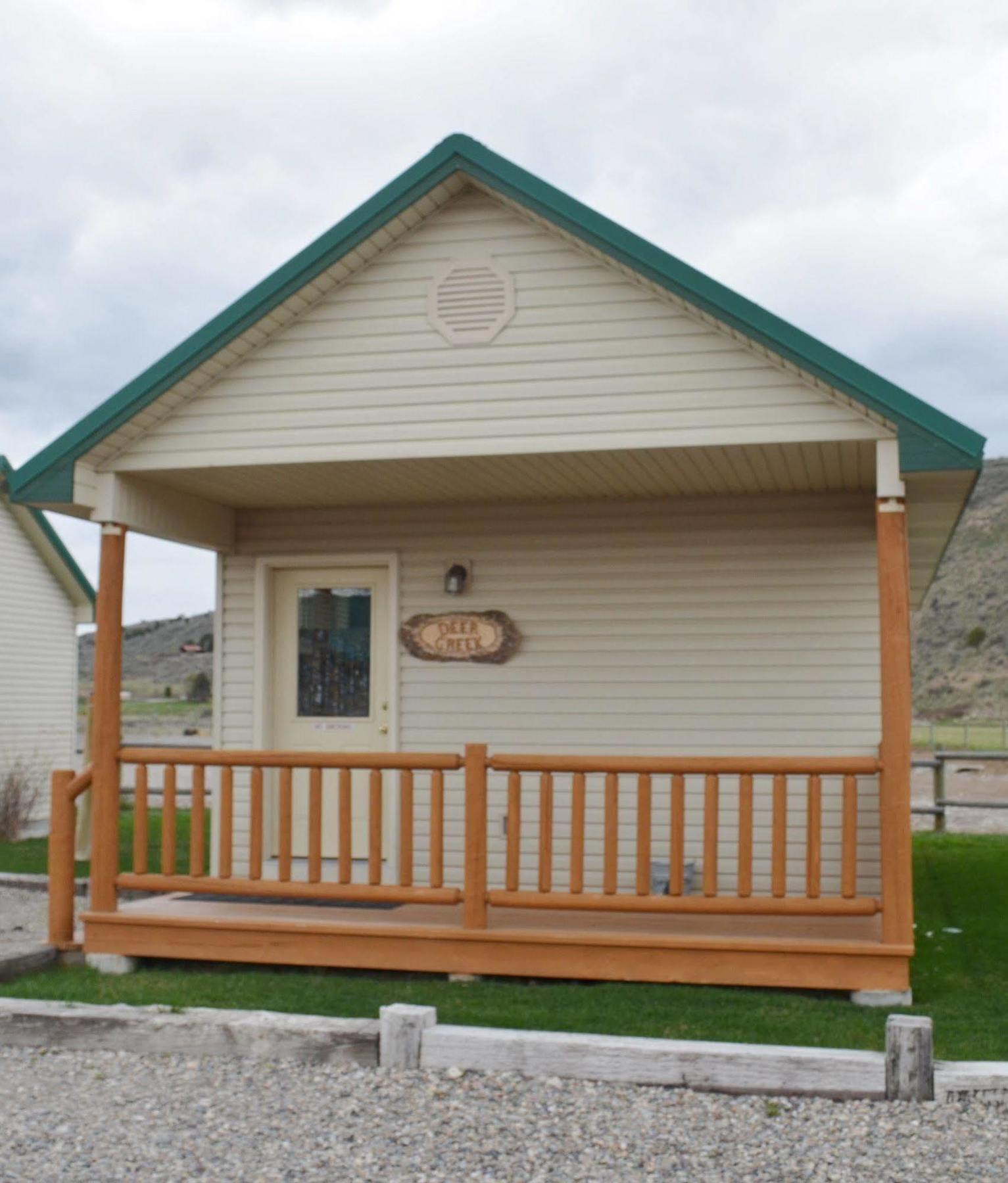 Sleepy J Cabins Swan Valley Екстер'єр фото