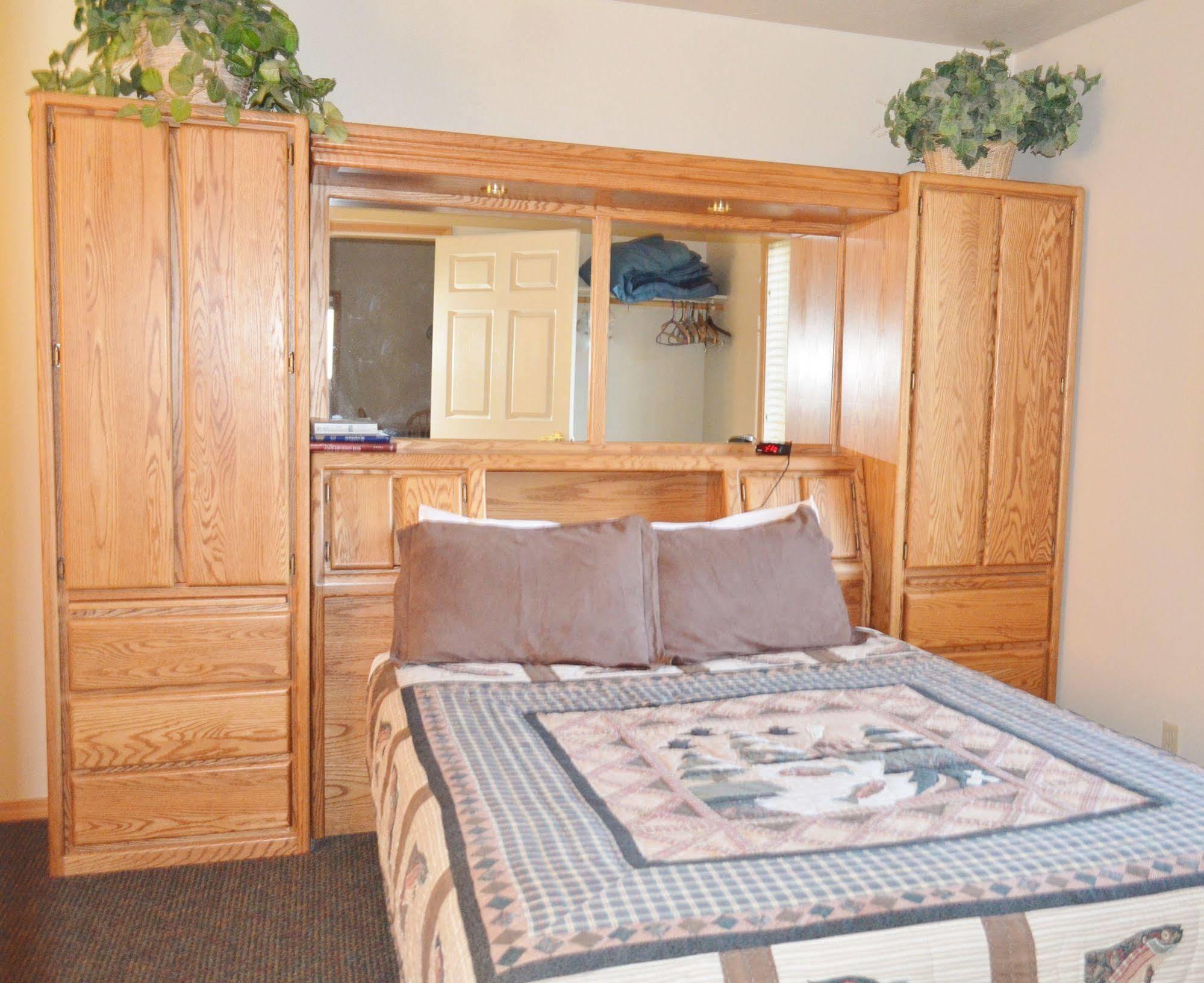 Sleepy J Cabins Swan Valley Екстер'єр фото