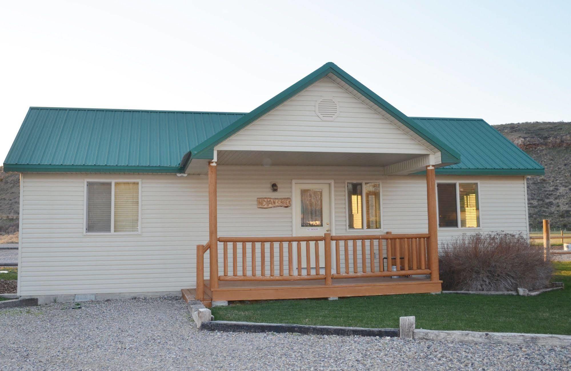Sleepy J Cabins Swan Valley Екстер'єр фото